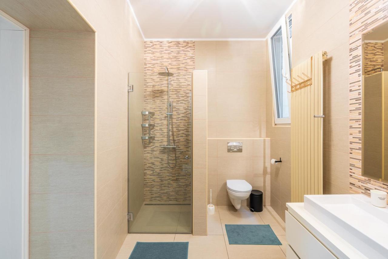 Vibrant And Spacious Downtown Flat Lejlighed
