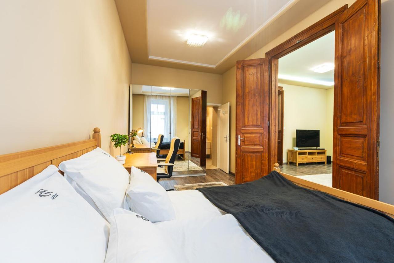 Vibrant And Spacious Downtown Flat *