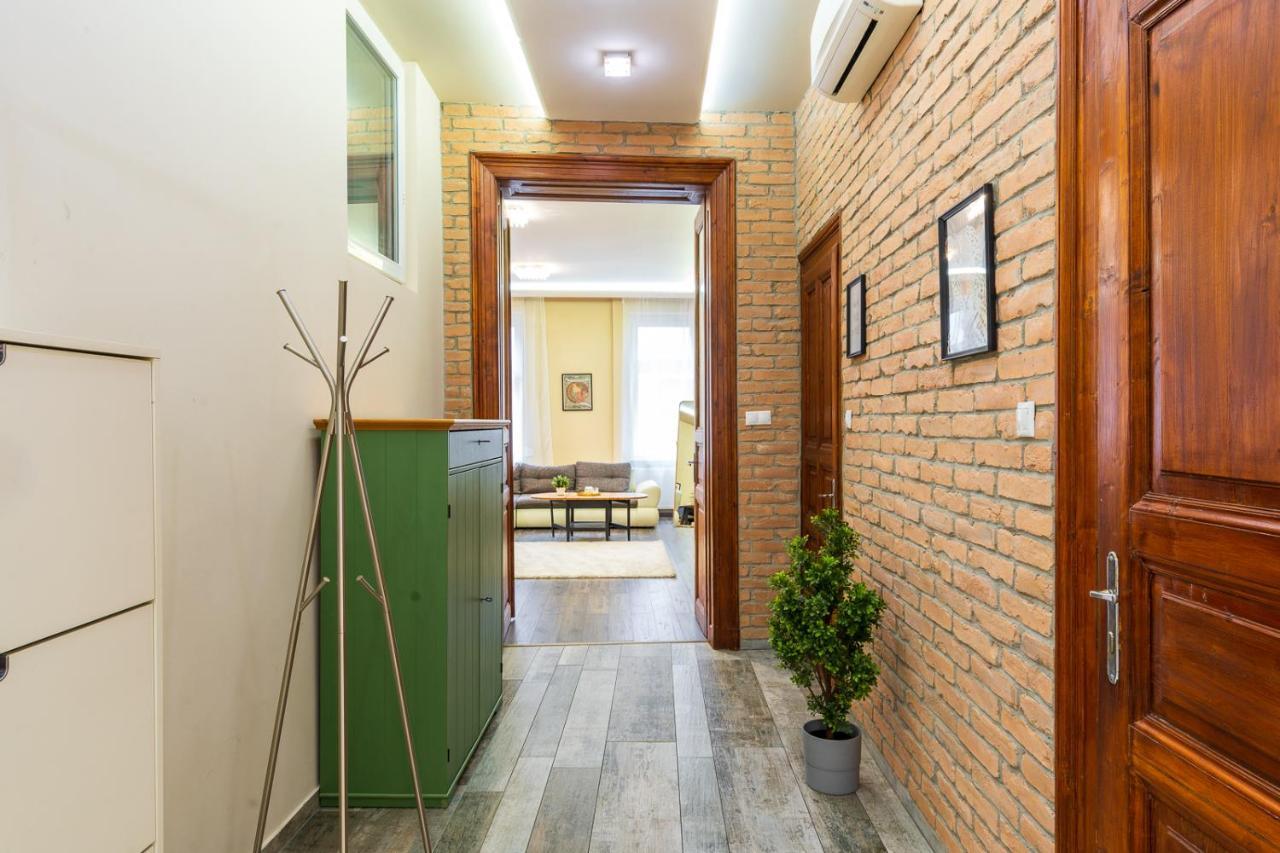 Vibrant And Spacious Downtown Flat