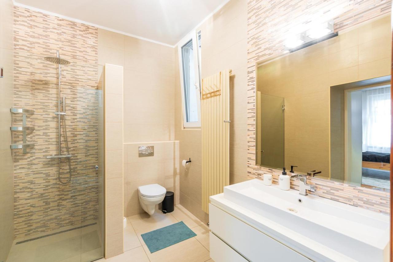 Vibrant And Spacious Downtown Flat *