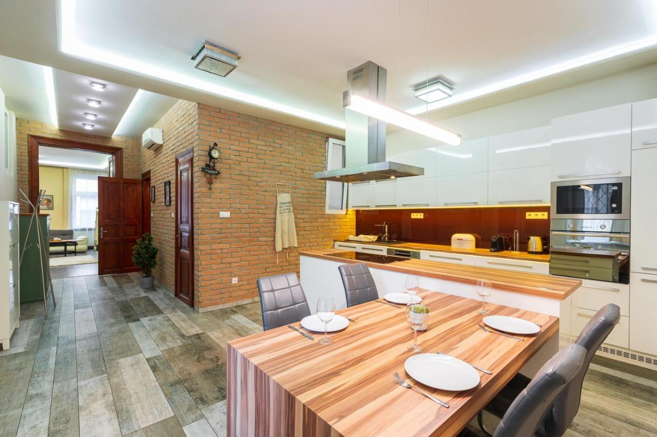 Apartment Vibrant And Spacious Downtown Flat