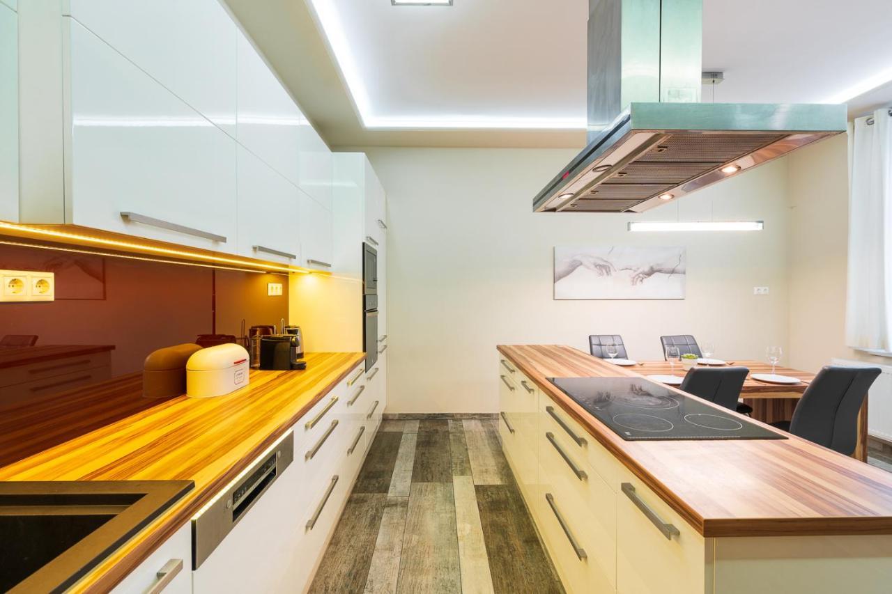 Vibrant And Spacious Downtown Flat